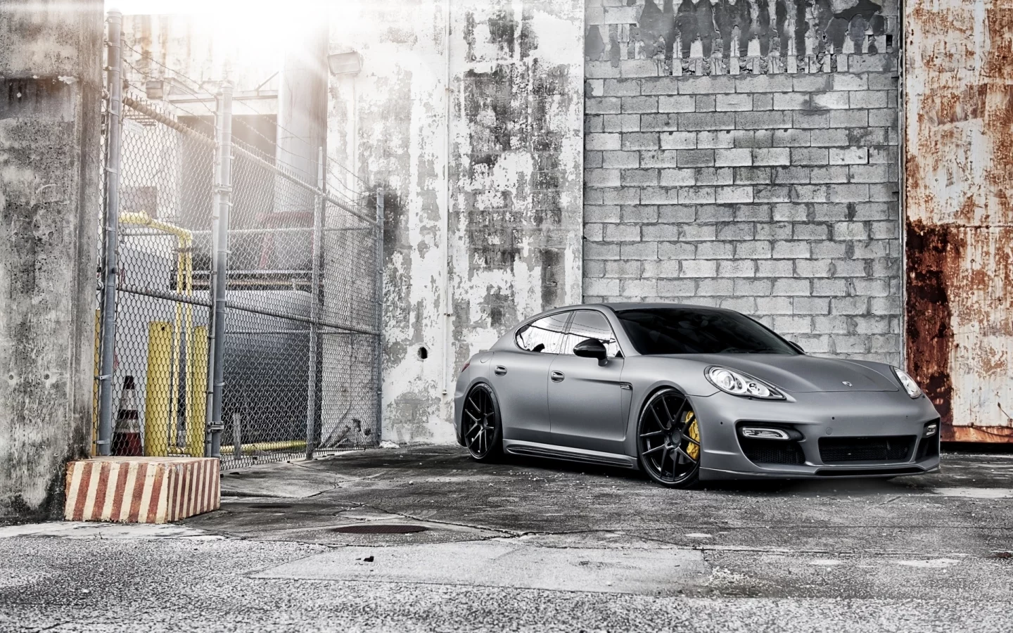 порше, porsche, сетка, забор, шлакоблоки, передок, панамера, турбо, panamera, стена, серый, turbo, суперседан