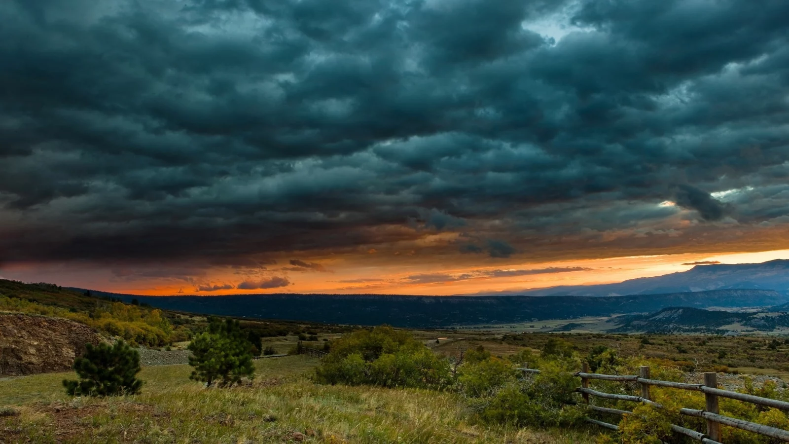 трава, забор, clouds, кусты, тучи, sunset, закат, пейзаж, sky, небо