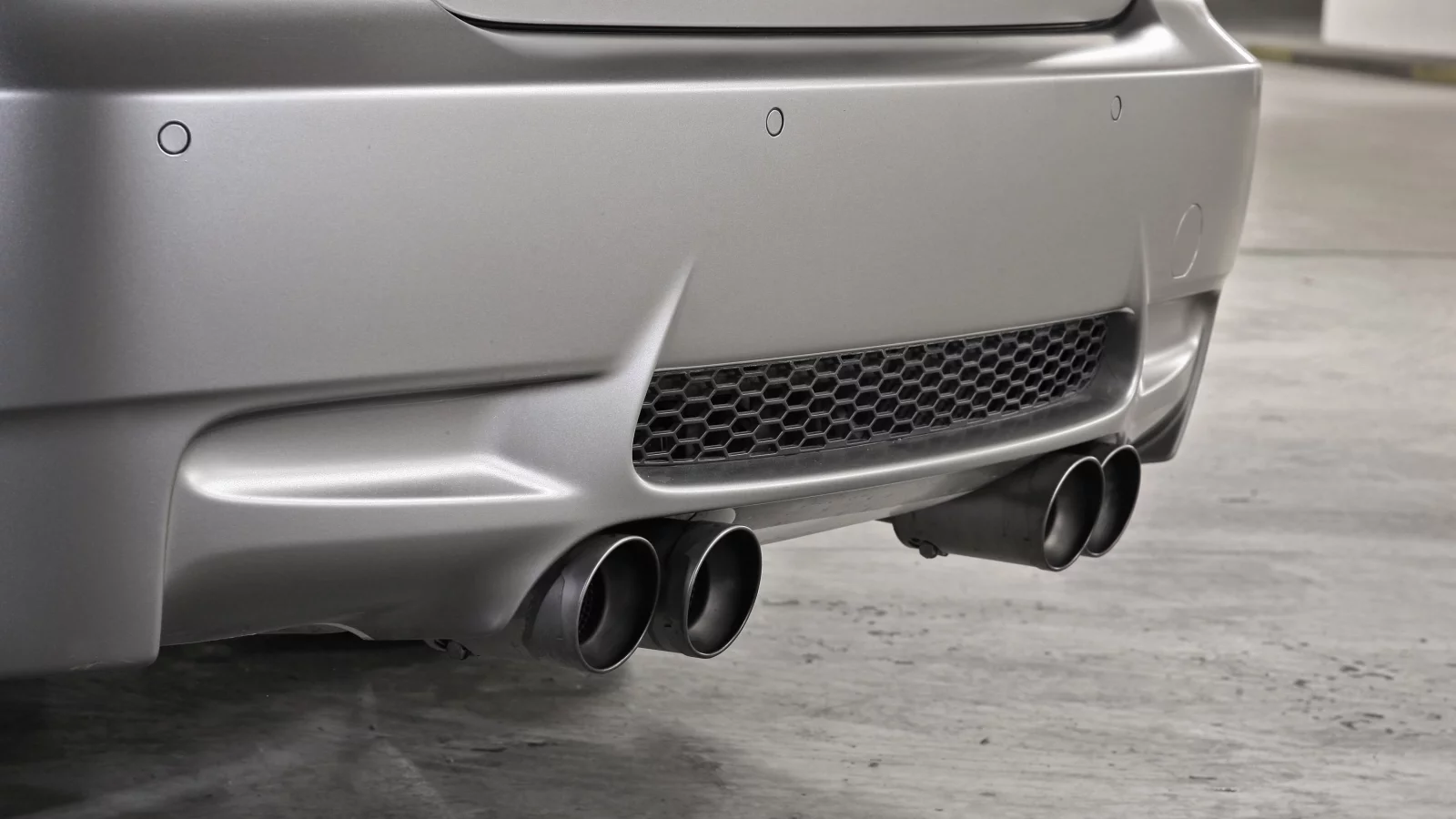 бампер, труба, выхлоп, bmw m3, черно-белый