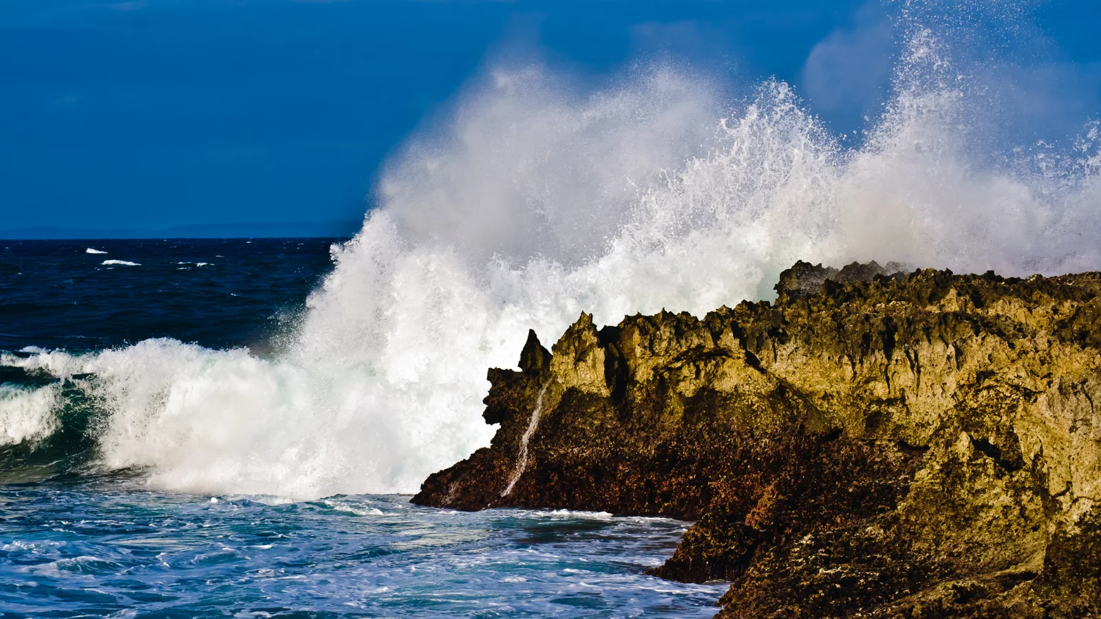 облака, 2560x1598, небо, sky, nature, landscape, waves, волны, пейхаж, вода, rocks, clouds, скалы, океан, ocean, природа, shore, берег, water