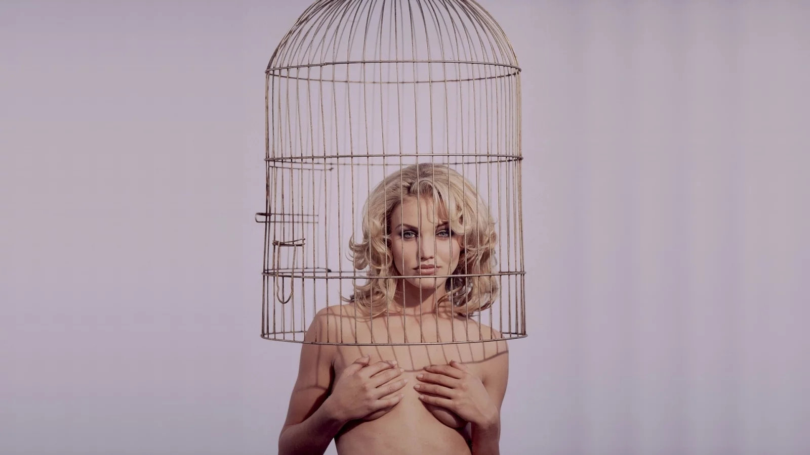 руки, гудь, блондинка, cameron diaz, клетка, губы, волосы, девушка, актриса, кэмерон диаз, лицо, красотка, взгляд