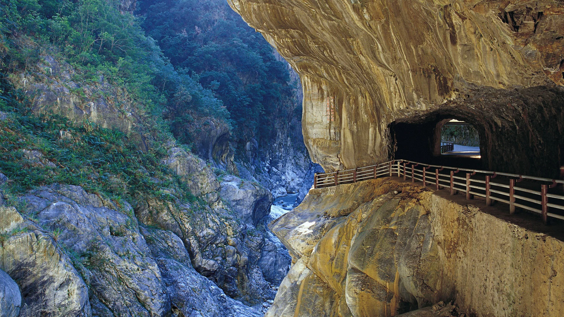in hualien, taiwan, taroko gorge