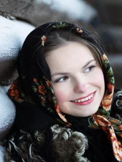 девушка, платок, улыбка, изба, русская