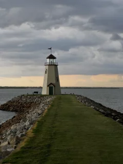 море, маяк, тучи