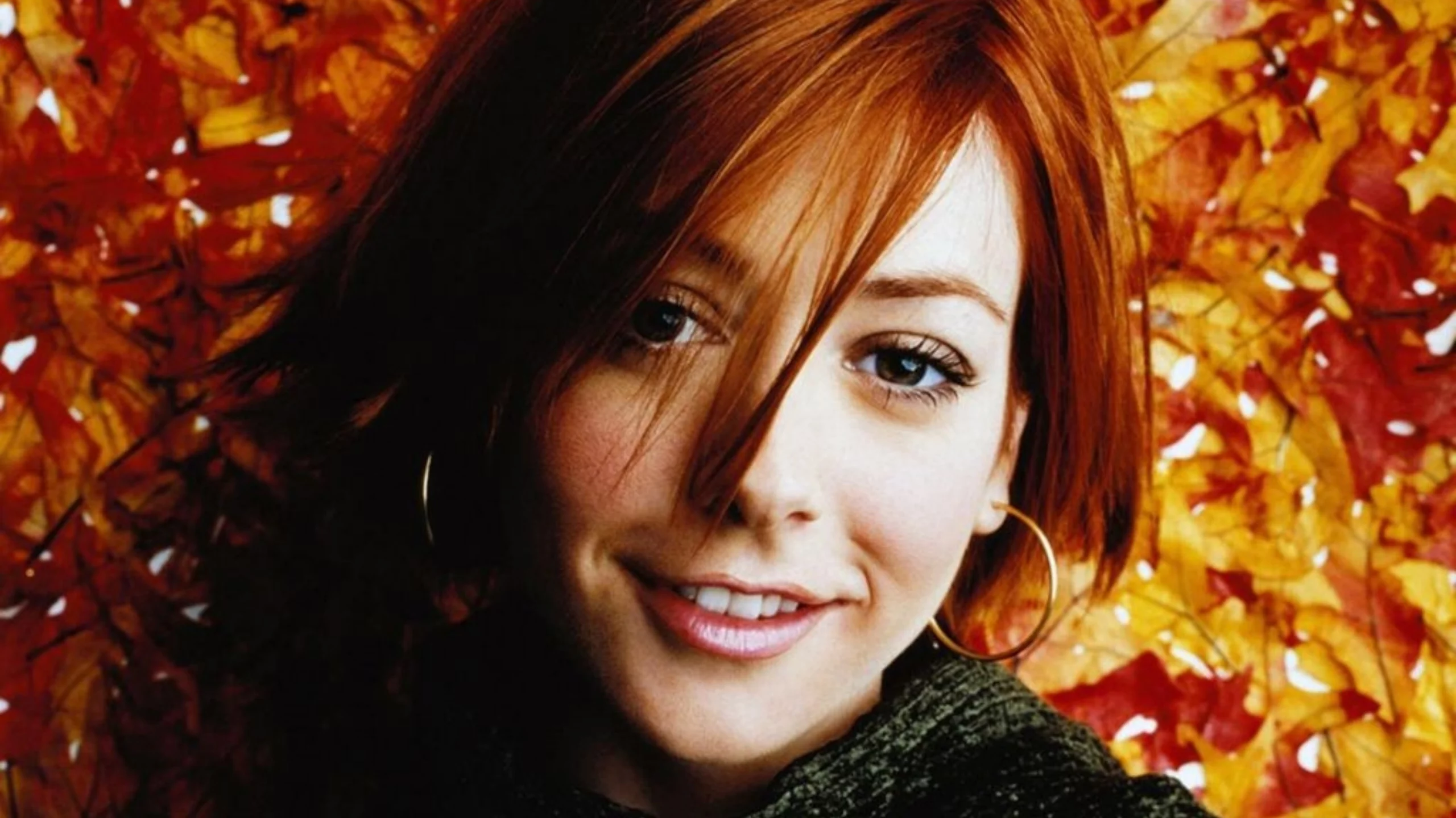 улыбка, актриса, осень, элисон хэннигэн, девушка, листья, alyson hannigan, красивая