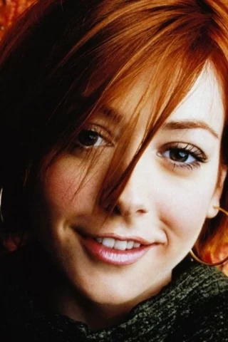улыбка, актриса, осень, элисон хэннигэн, девушка, листья, alyson hannigan, красивая
