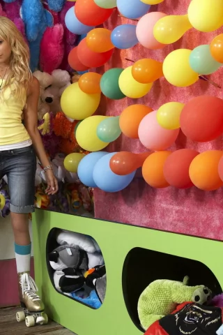 эшли тисдейл, шарики, парк развлечений, ashley tisdale, игрушки