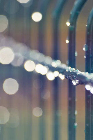 wallpapers, ограждение, дождь, капли, боке, металлическое, размытость
