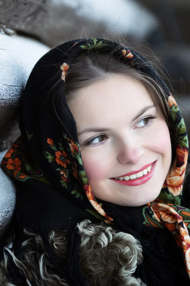 девушка, платок, улыбка, изба, русская