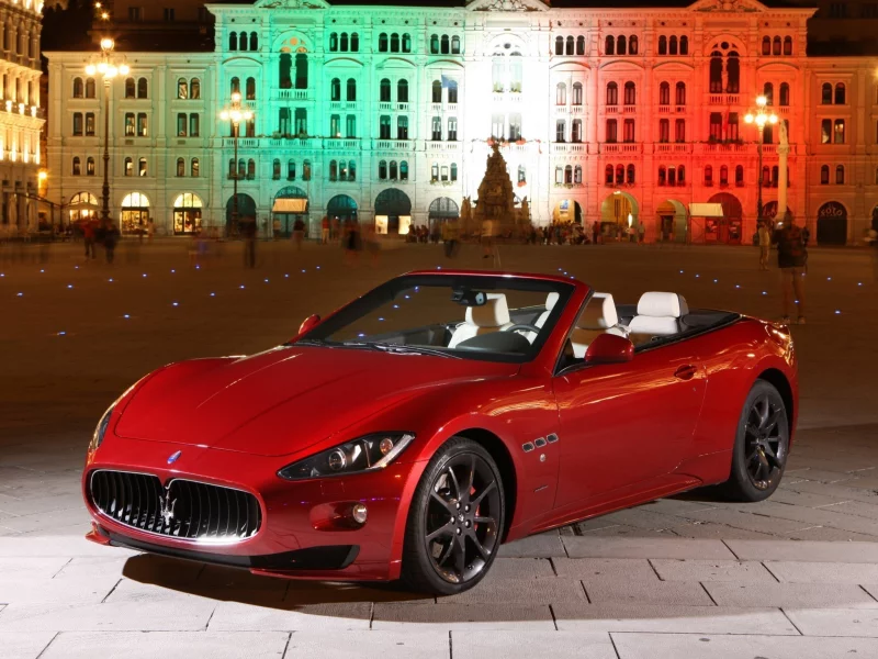 белый, ночь, maserati, фонари, grancabrio, sport, грандкабрио, мазерати, итальянский флаг, освещение, зелёный, красный, спорт, бордовый