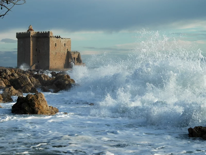 1920x1276, замок, waves, sky, shore, rocks, water, берег, скалы, облака, nature, clouds, вода, castle, море, sea, природа, небо, волны