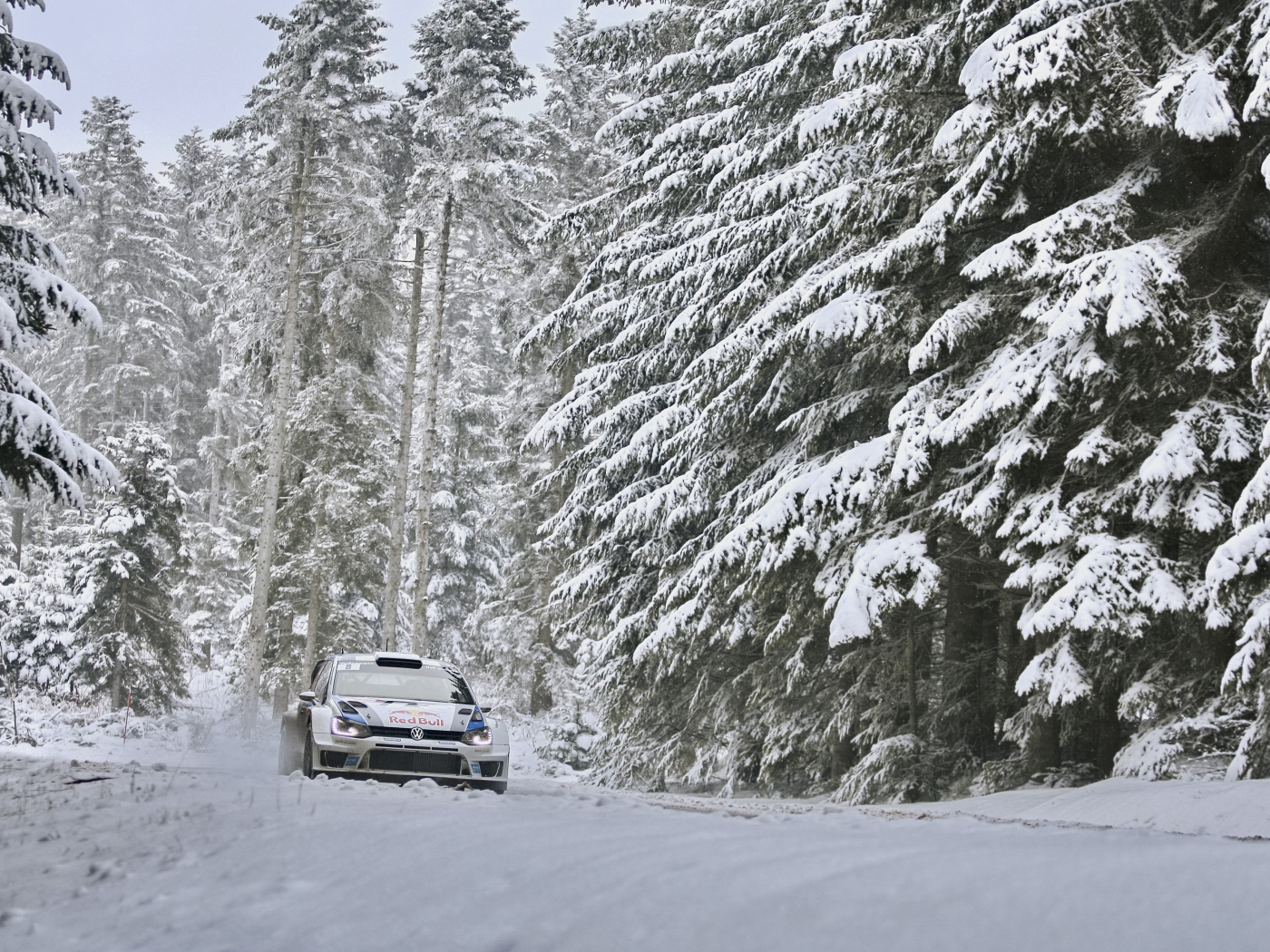 Картинка на рабочий стол зима, volkswagen, rally, машина, лес, wrc,  себастьен ожье, едет, polo 1400 x 1050