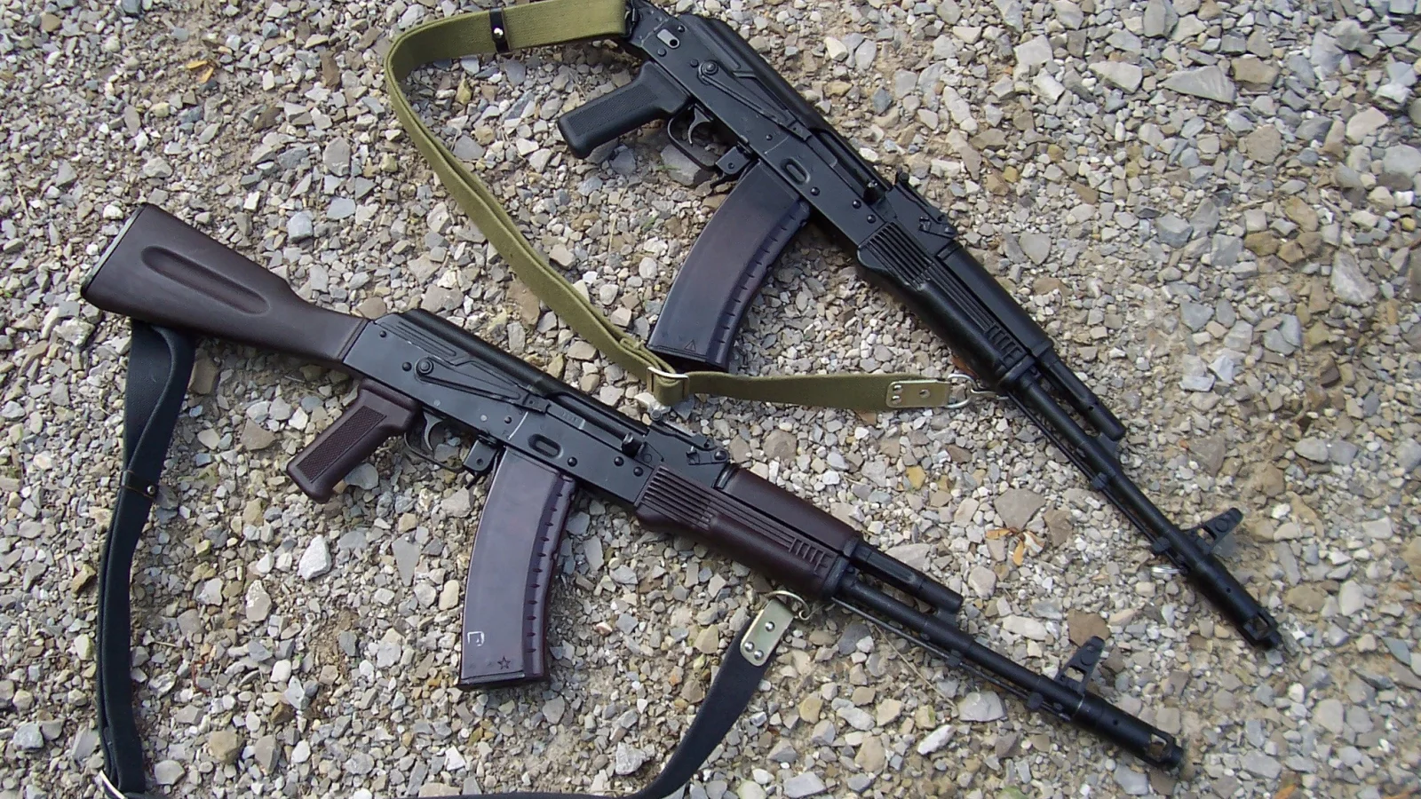 2 штуки, ак-74, автоматы калашникова, калаш, гравий