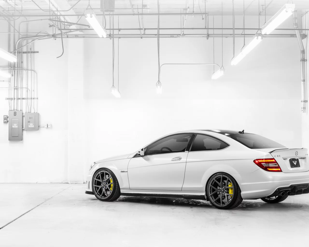 mercedes-benz, amg, white, rear, мерседес бенц, c-klasse, c 63, белый, лампы