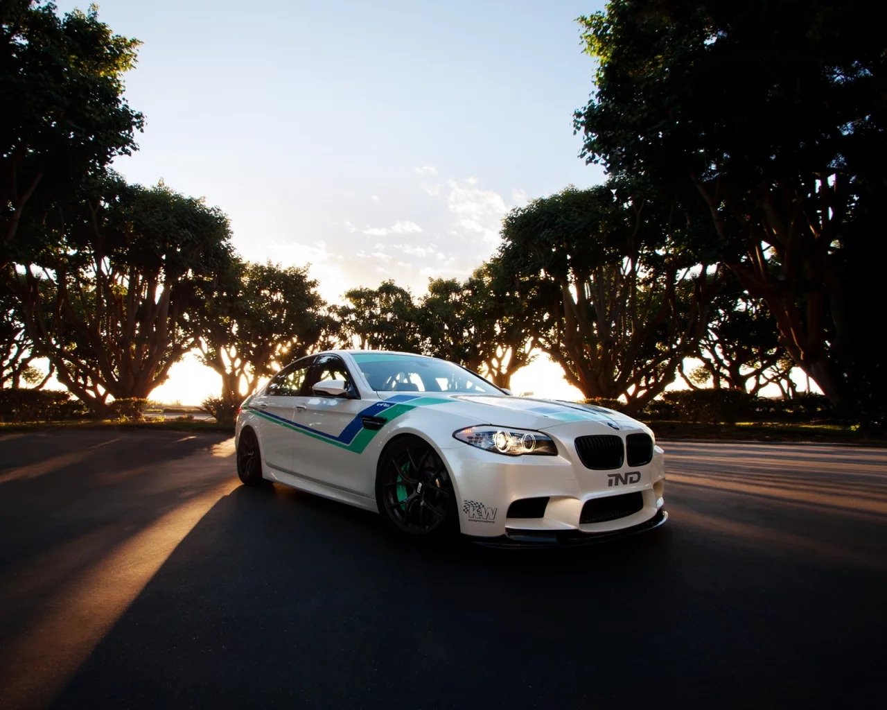 вид спереди, bmw, бмв, закат, белый, m5, white, f10, деревья