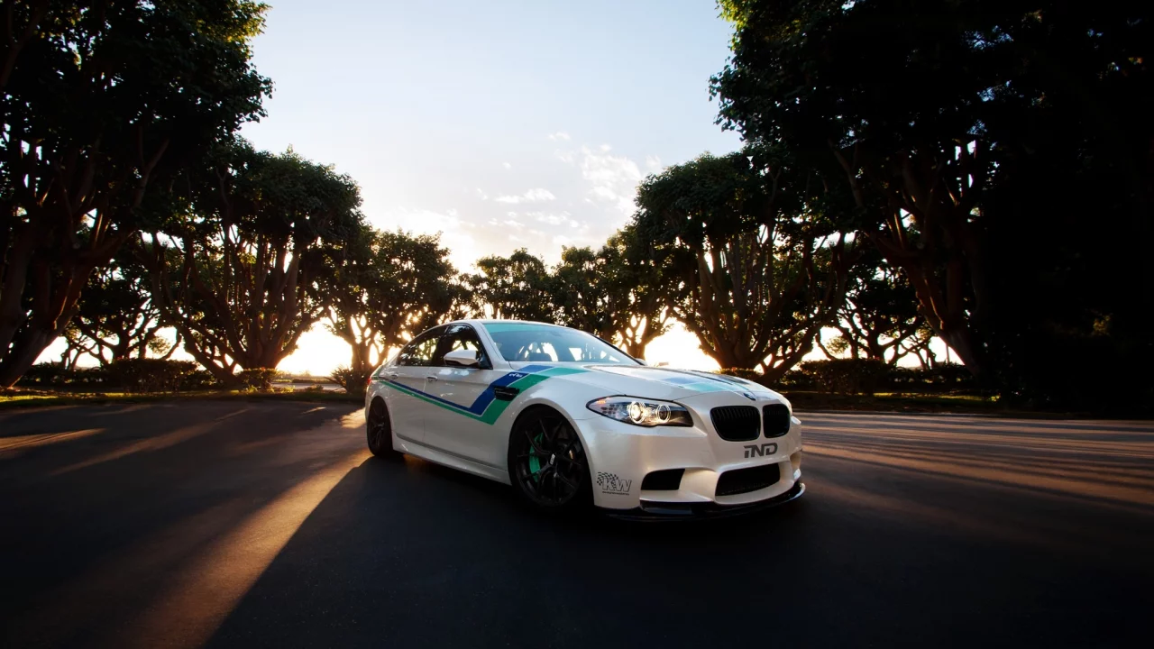 вид спереди, bmw, бмв, закат, белый, m5, white, f10, деревья