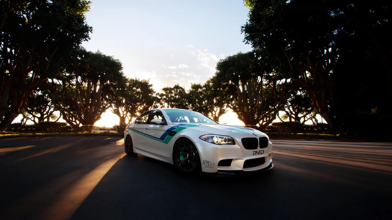 вид спереди, bmw, бмв, закат, белый, m5, white, f10, деревья