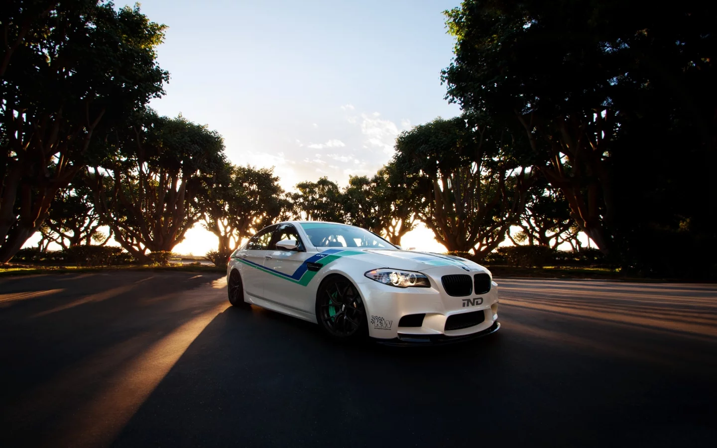 вид спереди, bmw, бмв, закат, белый, m5, white, f10, деревья