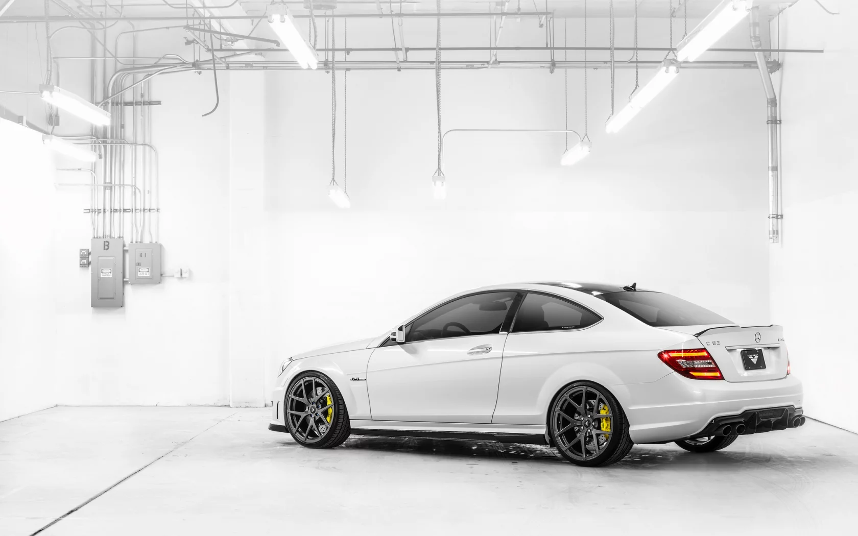 mercedes-benz, amg, white, rear, мерседес бенц, c-klasse, c 63, белый, лампы
