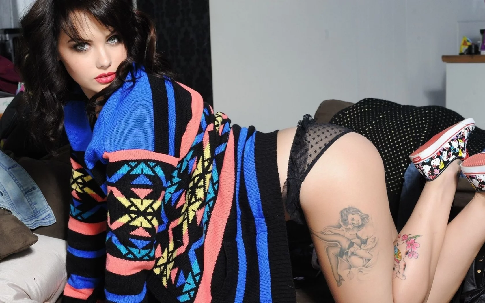 брюнетка, взгляд, тату, девушка, mellisa clarke, кофта