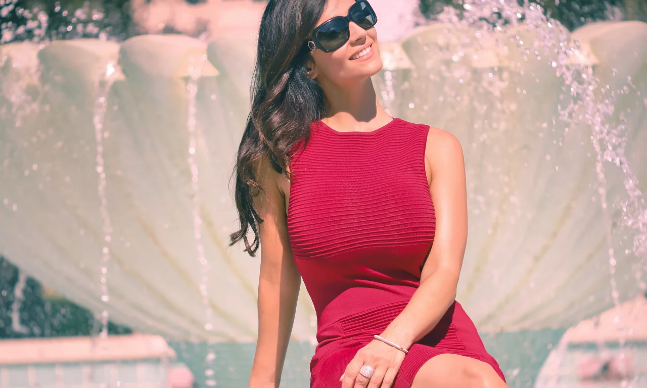 фонтан, очки, брюнетка, denise milani