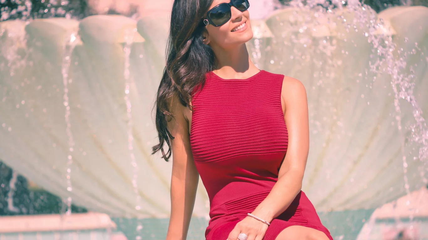 фонтан, очки, брюнетка, denise milani