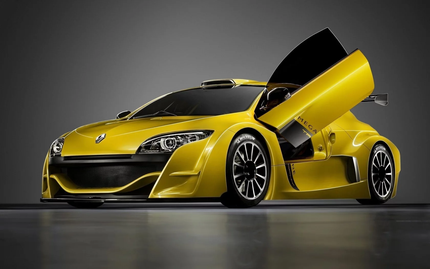 Renault, жёлтый, показ