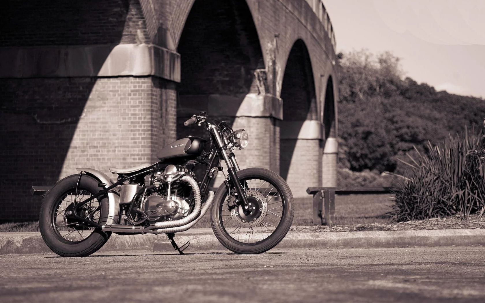 bobbersake v1, мост, стиль, мотоцикл, боббер, kawasaki w650, deusesmachina