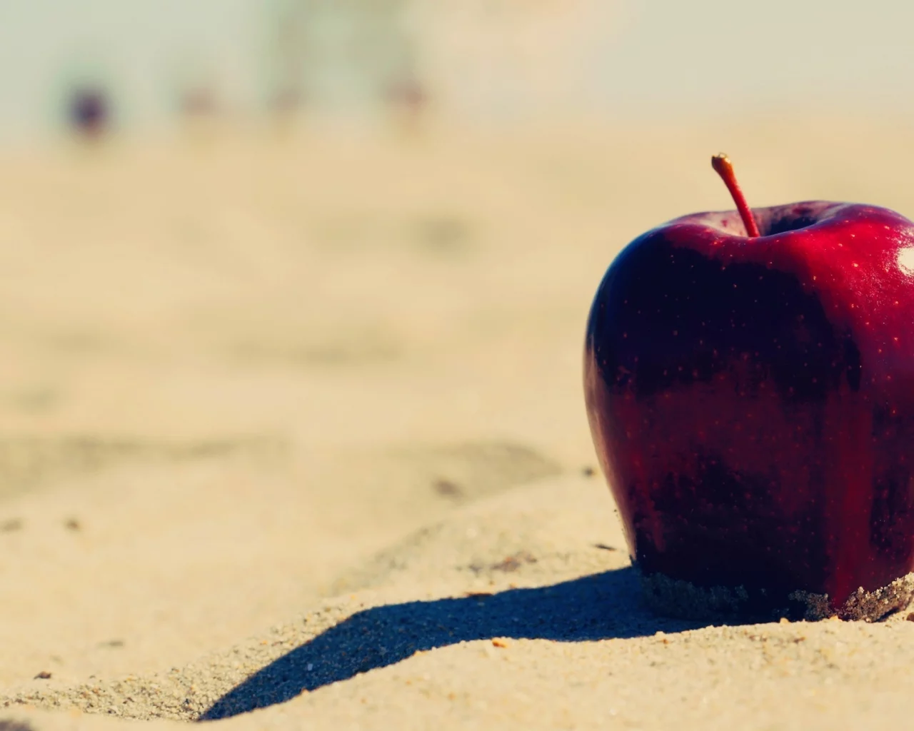еда, красное, обои, фон, пляж, яблоко, apple, фрукт, песок