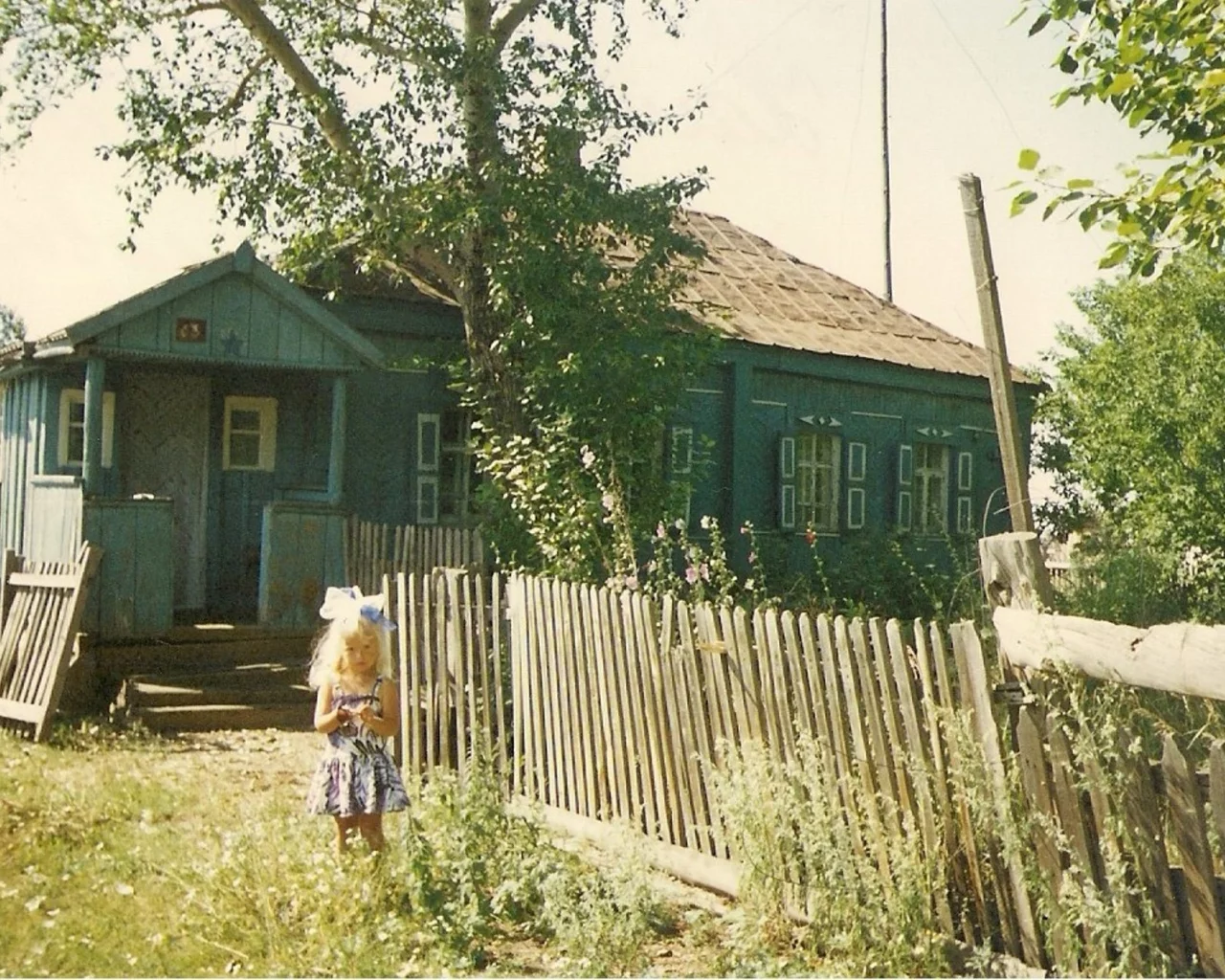 ретро, девочка, ребенок, деревня, дом, день, полдень, кантри, огород, трава, брещук