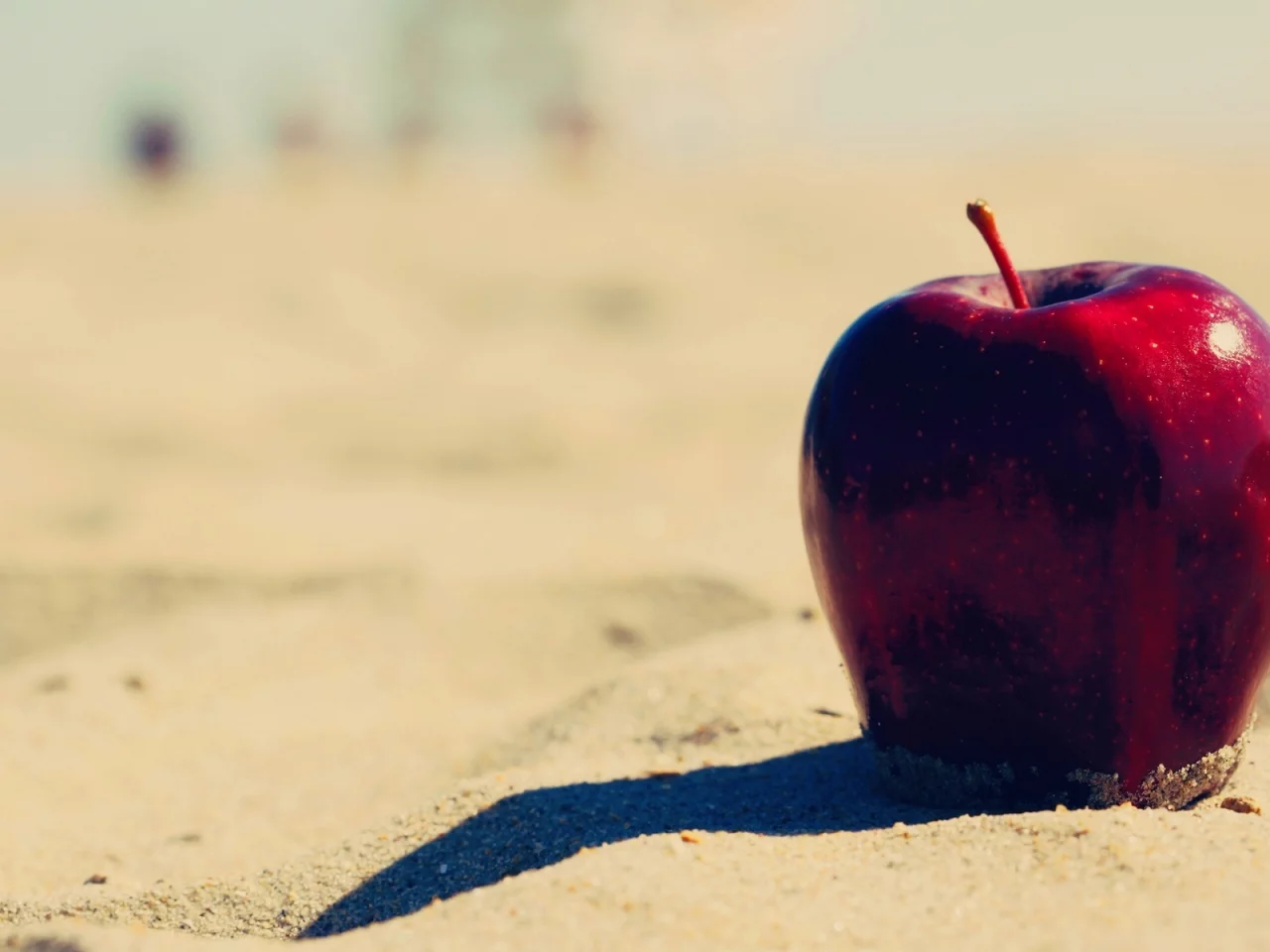 еда, красное, обои, фон, пляж, яблоко, apple, фрукт, песок