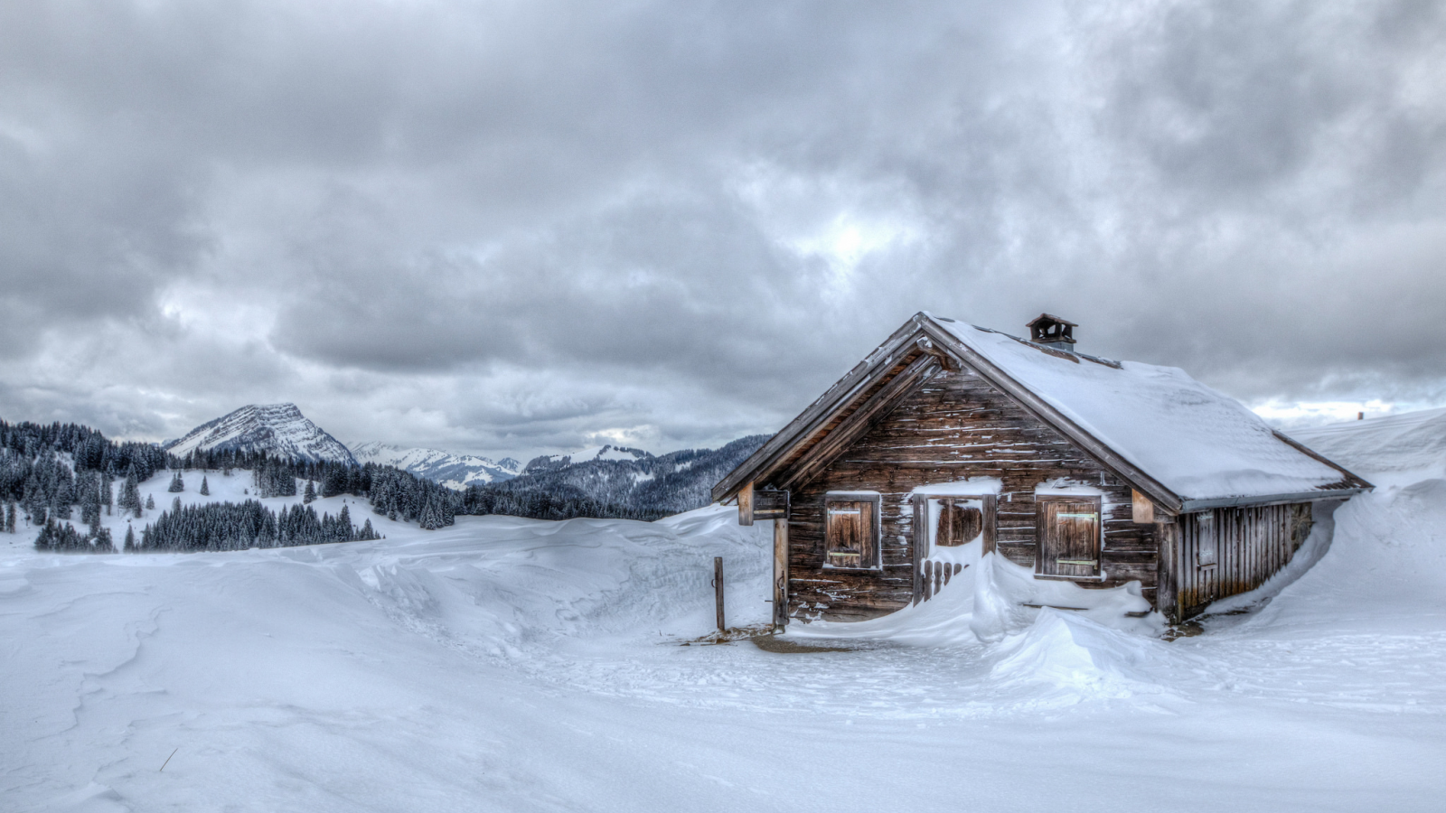 Картинка на рабочий стол cold, дом, hut, mountains, winter, snow, холод,  изба, зима, снег, горы 1600 x 900