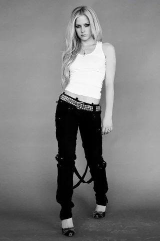 штаны, пояс, взгляд, avril lavigne, черно-белая, волосы