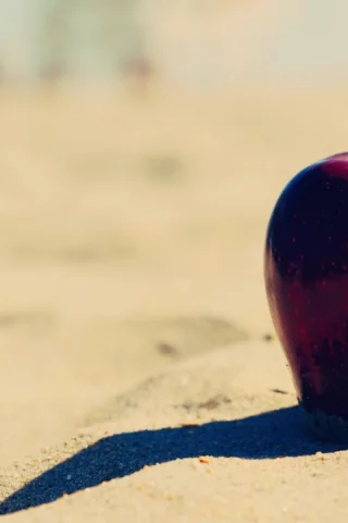 еда, красное, обои, фон, пляж, яблоко, apple, фрукт, песок