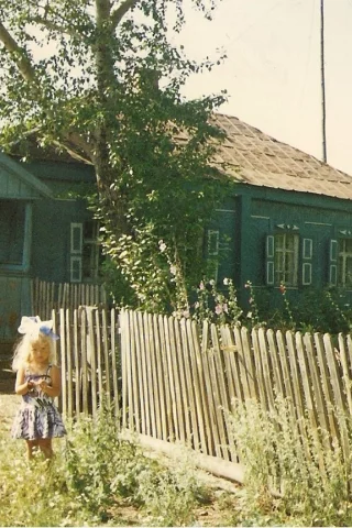 ретро, девочка, ребенок, деревня, дом, день, полдень, кантри, огород, трава, брещук