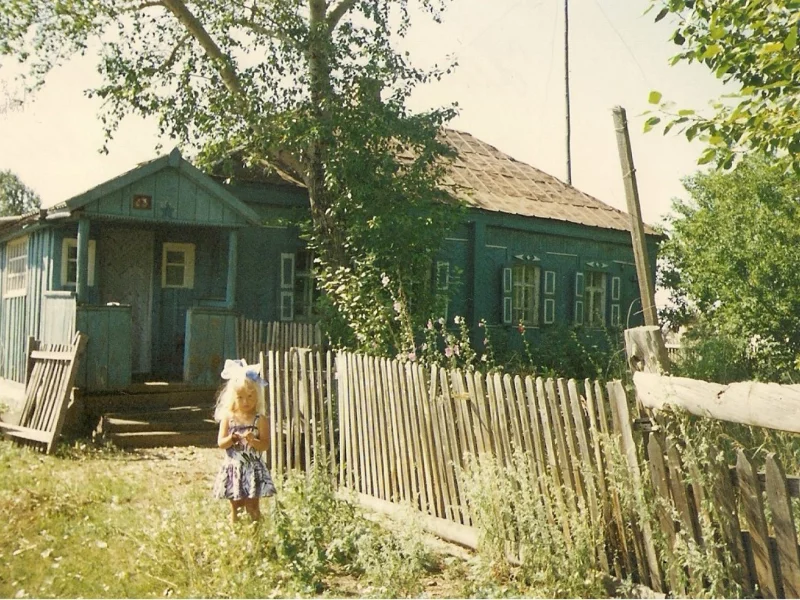 ретро, девочка, ребенок, деревня, дом, день, полдень, кантри, огород, трава, брещук