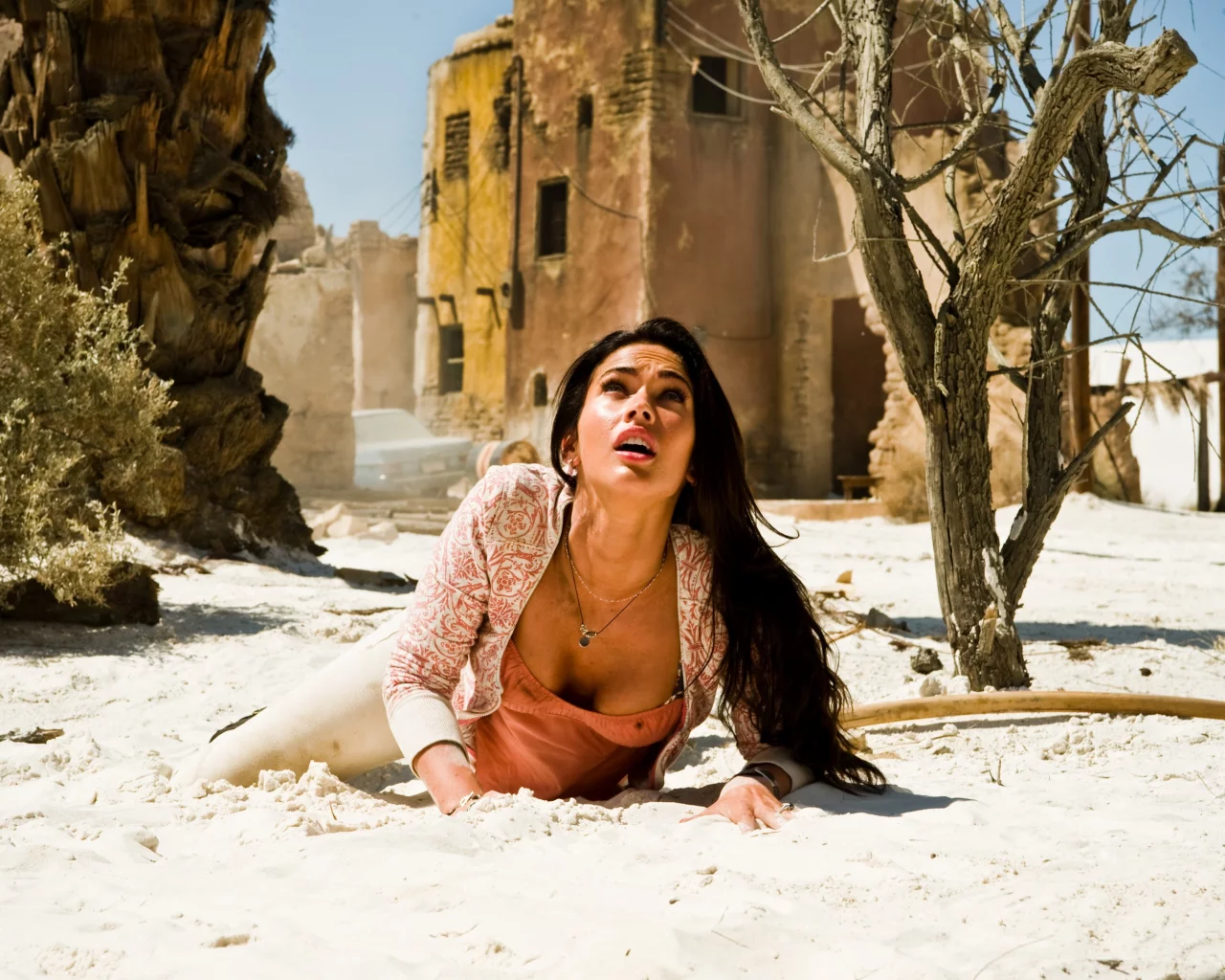 megan fox, лежит, девушка, испуг