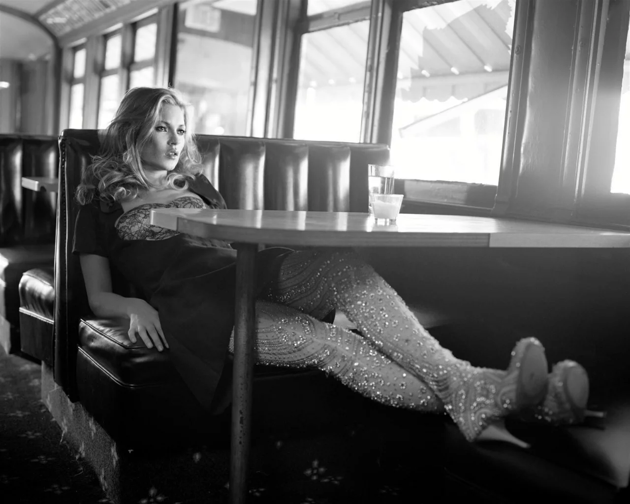 стаканы, кейт мосс, kate moss, чб, стол, ноги