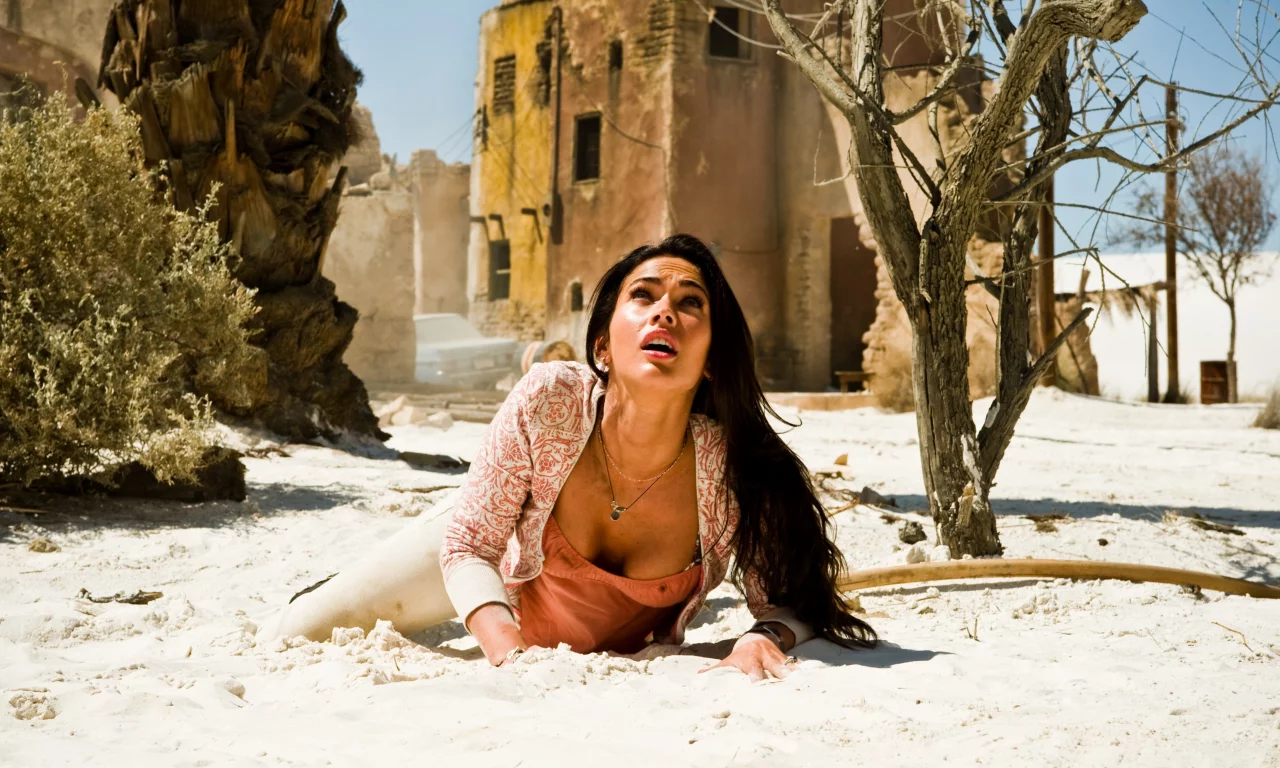 megan fox, лежит, девушка, испуг