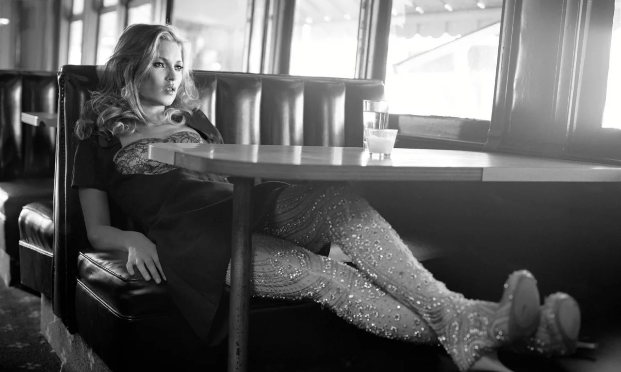 стаканы, кейт мосс, kate moss, чб, стол, ноги