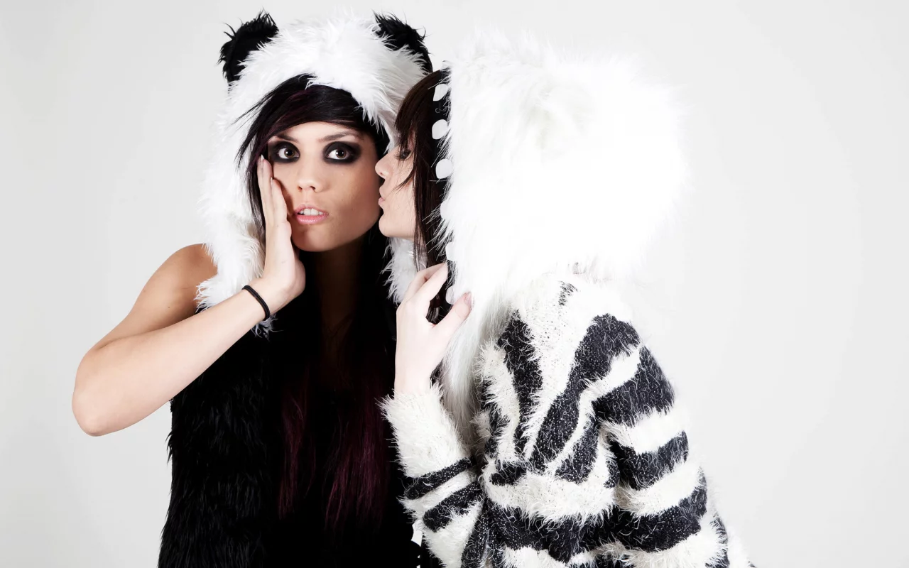 panda kiss, удивление, костюмы, поцелуй, девушки