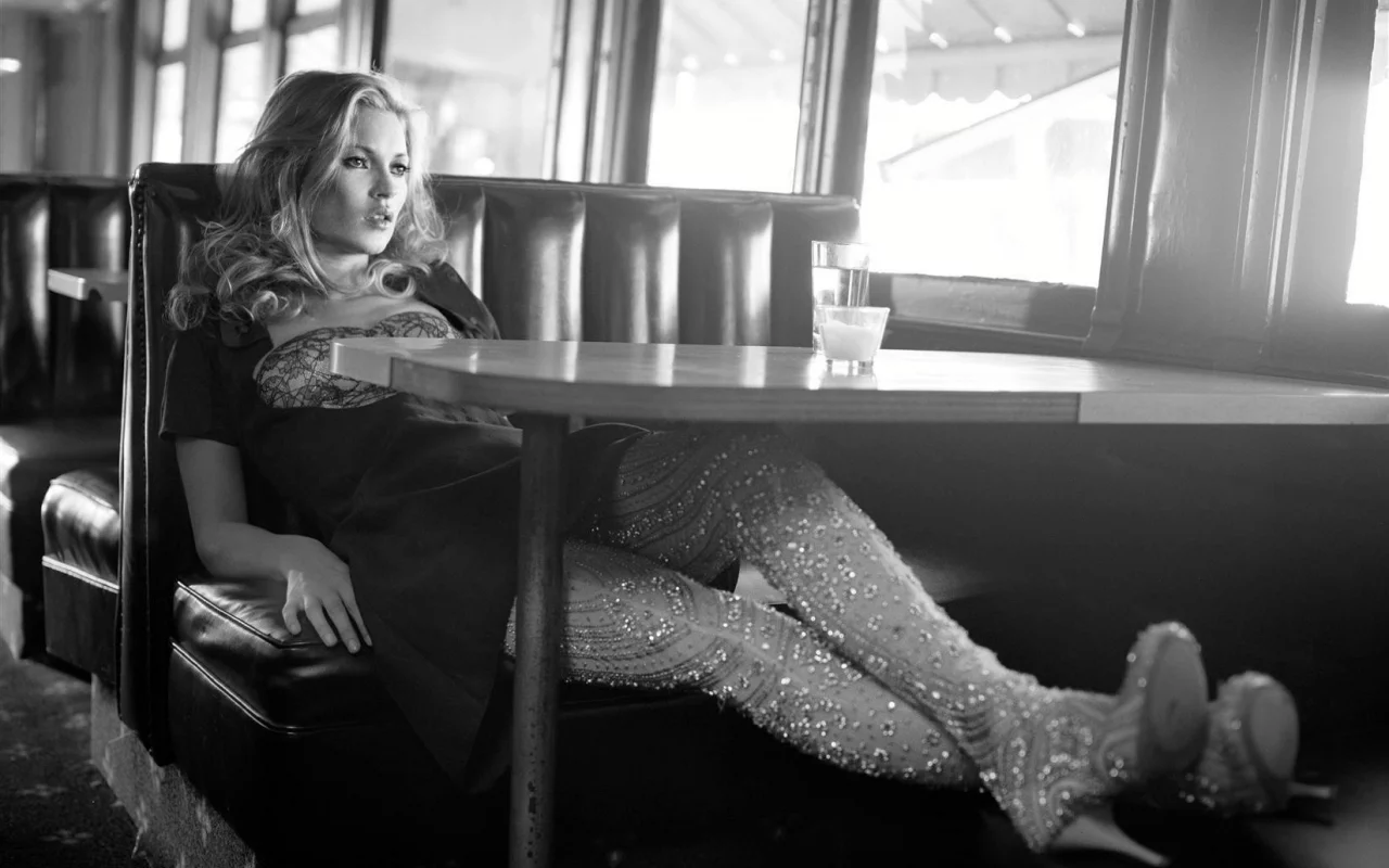 стаканы, кейт мосс, kate moss, чб, стол, ноги