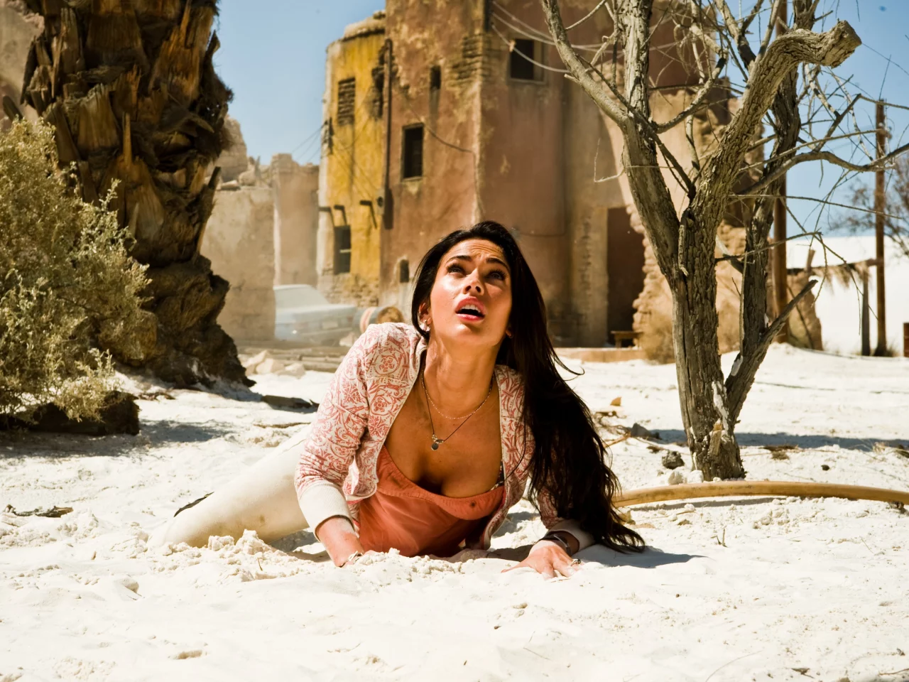 megan fox, лежит, девушка, испуг