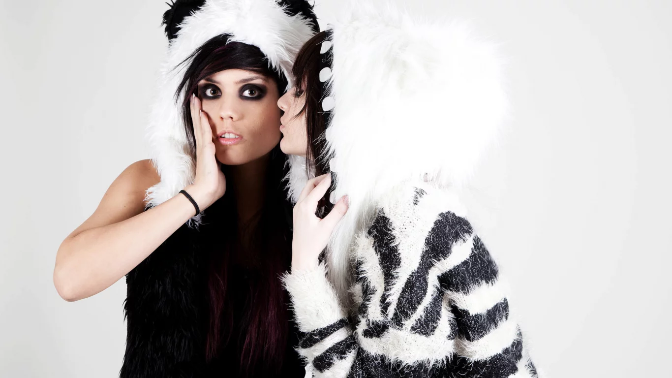 panda kiss, удивление, костюмы, поцелуй, девушки