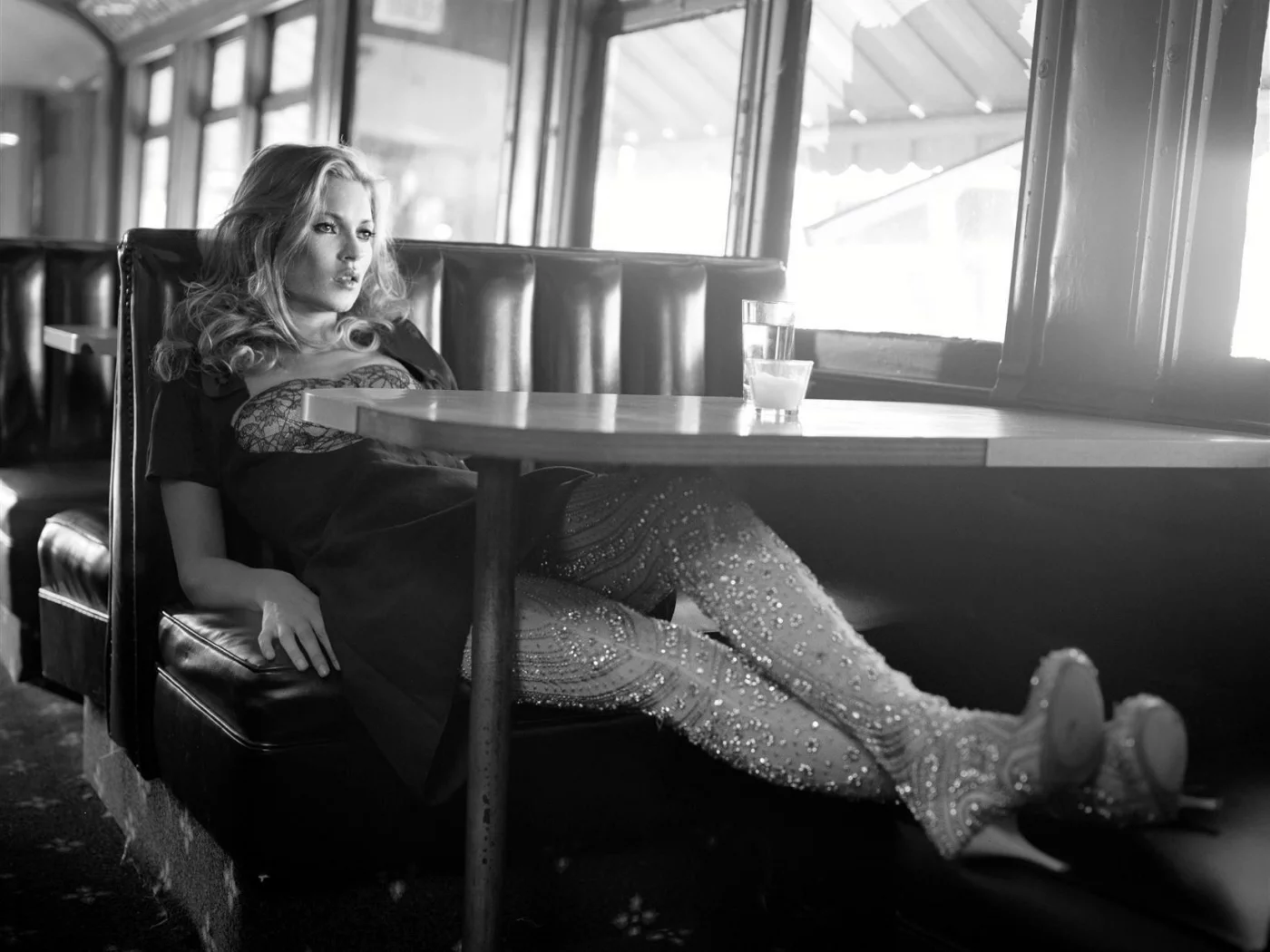 стаканы, кейт мосс, kate moss, чб, стол, ноги