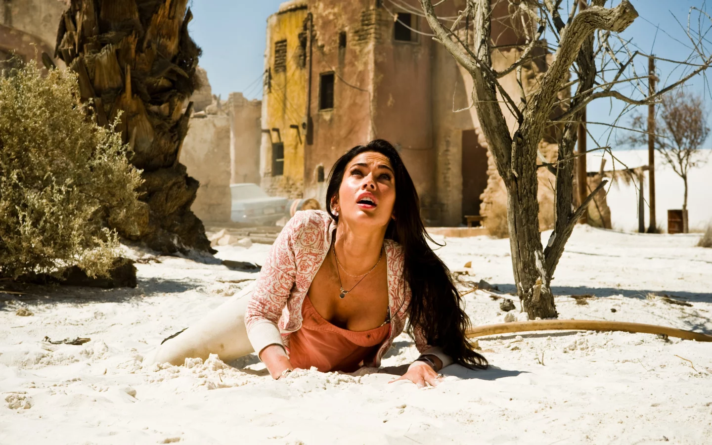 megan fox, лежит, девушка, испуг