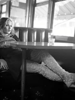 стаканы, кейт мосс, kate moss, чб, стол, ноги