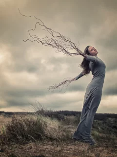 девушка, ветер, руки, корни