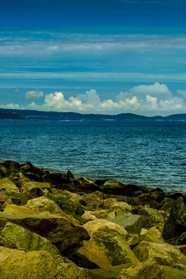 море, камни