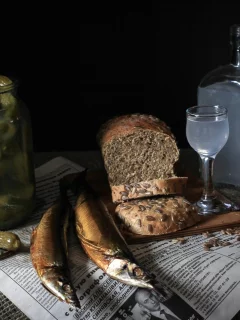 банка, самогон, водка, огурцы, рыба, хлеб, лук, графин